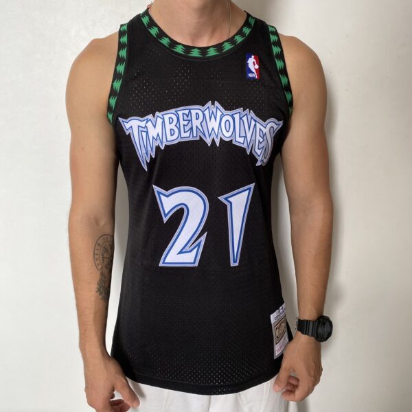 Camiseta Regata Basquete NBA Minnesota Timberwolves 21 Kevin Garnett 21 Mitchell & Ness Preta 1997/98 - Imagem 1