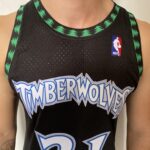 Camiseta Regata Basquete NBA Minnesota Timberwolves 21 Kevin Garnett 21 Mitchell & Ness Preta 1997/98 - Imagem 3