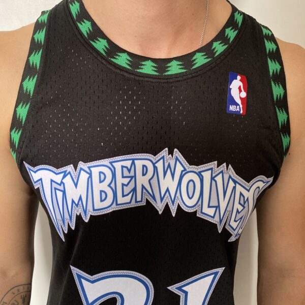Camiseta Regata Basquete NBA Minnesota Timberwolves 21 Kevin Garnett 21 Mitchell & Ness Preta 1997/98 - Imagem 3