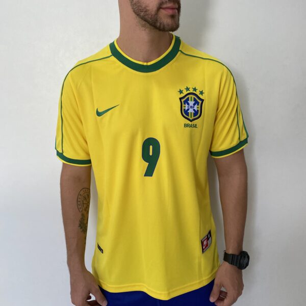 2024-09-06 15.50.37 Camisa Retrô Clássica Seleção Brasileira Brasil – Ronaldo 9 – Nike Masculina – Amarela – 1998 - Imagem 2
