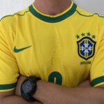 Camisa Retrô Clássica Seleção Brasileira Brasil – Ronaldo 9 – Nike Masculina – Amarela – 1998 - Imagem 3