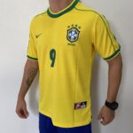 Camisa Retrô Clássica Seleção Brasileira Brasil – Ronaldo 9 – Nike Masculina – Amarela – 1998 - Imagem 7