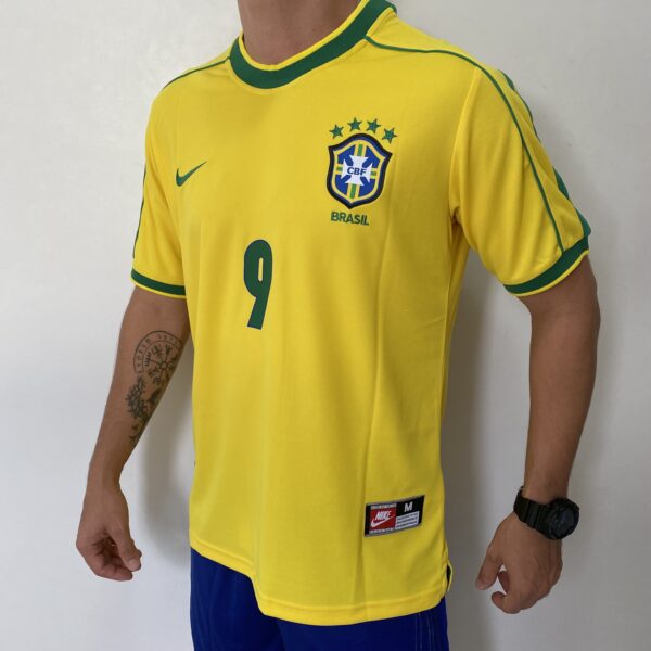 2024-09-06 15.51.25 Camisa Retrô Clássica Seleção Brasileira Brasil – Ronaldo 9 – Nike Masculina – Amarela – 1998 - Imagem 7
