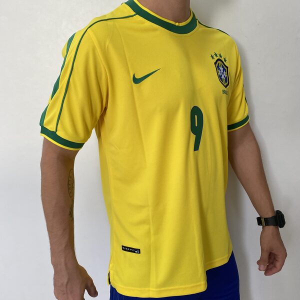 2024-09-06 15.51.36 Camisa Retrô Clássica Seleção Brasileira Brasil – Ronaldo 9 – Nike Masculina – Amarela – 1998 - Imagem 6