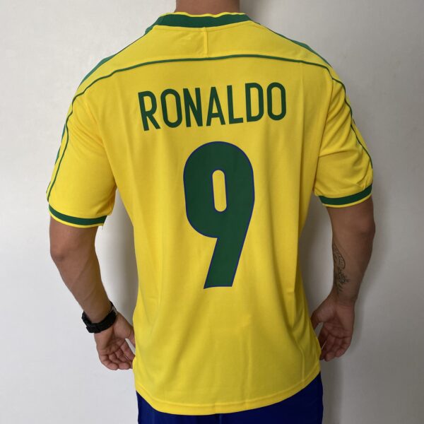 2024-09-06 15.54.11 Camisa Retrô Clássica Seleção Brasileira Brasil – Ronaldo 9 – Nike Masculina – Amarela – 1998 - Imagem 12