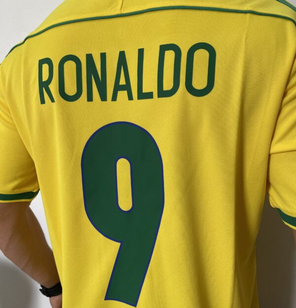 2024-09-06 15.54.16 Camisa Retrô Clássica Seleção Brasileira Brasil – Ronaldo 9 – Nike Masculina – Amarela – 1998 - Imagem 13