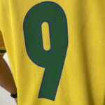 Camisa Retrô Clássica Seleção Brasileira Brasil – Ronaldo 9 – Nike Masculina – Amarela – 1998 - Imagem 14