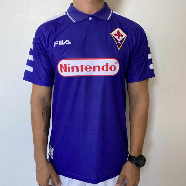 2025-01-20 11.45.24 Camisa Retrô Fiorentina Home 9 Gabriel Batistuta 1998/99 Roxa Fila - Imagem 1