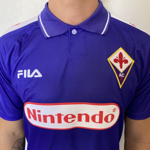2025-01-20 11.46.01 Camisa Retrô Fiorentina Home 9 Gabriel Batistuta 1998/99 Roxa Fila - Imagem 3