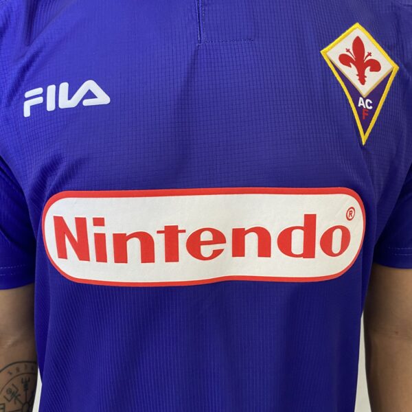 2025-01-20 11.46.55 Camisa Retrô Fiorentina Home 9 Gabriel Batistuta 1998/99 Roxa Fila - Imagem 7