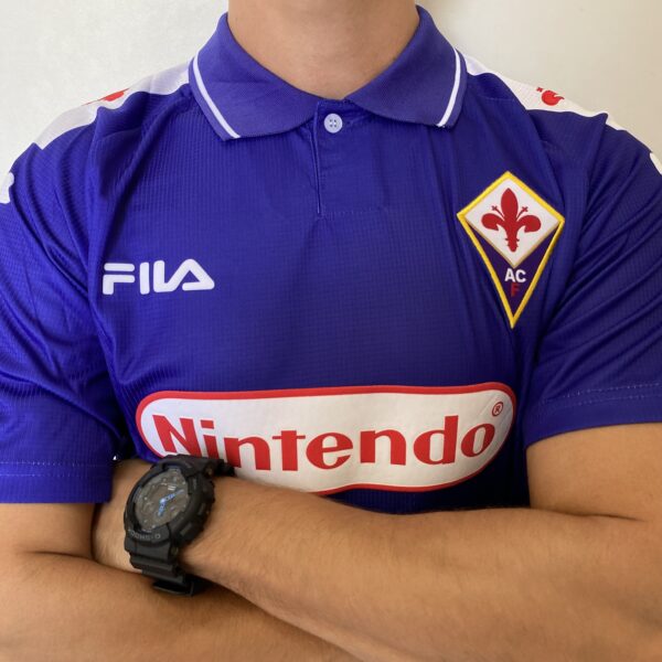 2025-01-20 11.48.36 Camisa Retrô Fiorentina Home 9 Gabriel Batistuta 1998/99 Roxa Fila - Imagem 9