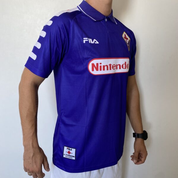 2025-01-20 11.49.22 Camisa Retrô Fiorentina Home 9 Gabriel Batistuta 1998/99 Roxa Fila - Imagem 11