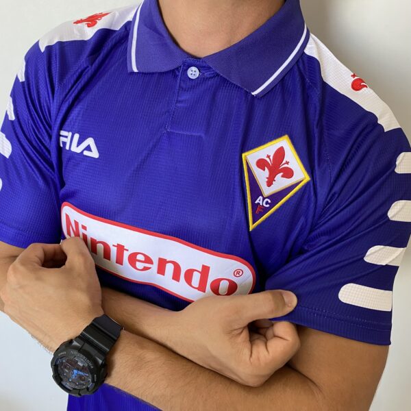 2025-01-20 11.50.21 Camisa Retrô Fiorentina Home 9 Gabriel Batistuta 1998/99 Roxa Fila - Imagem 12
