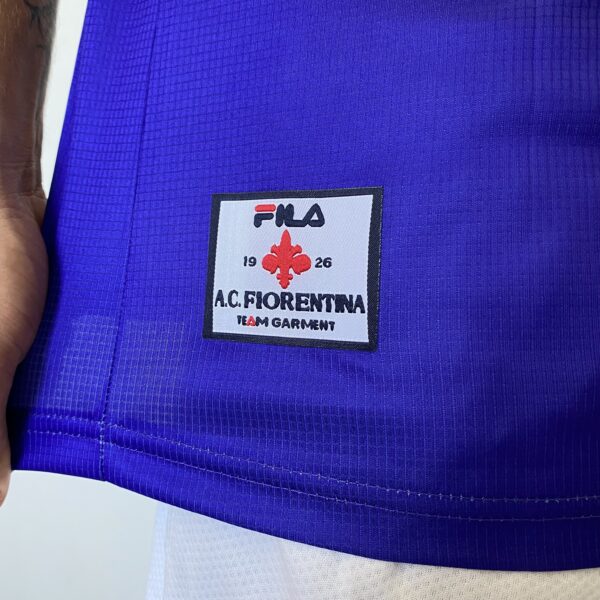 2025-01-20 11.50.28 Camisa Retrô Fiorentina Home 9 Gabriel Batistuta 1998/99 Roxa Fila - Imagem 13