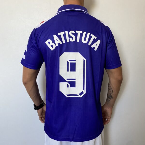2025-01-20 11.56.21 Camisa Retrô Fiorentina Home 9 Gabriel Batistuta 1998/99 Roxa Fila - Imagem 14