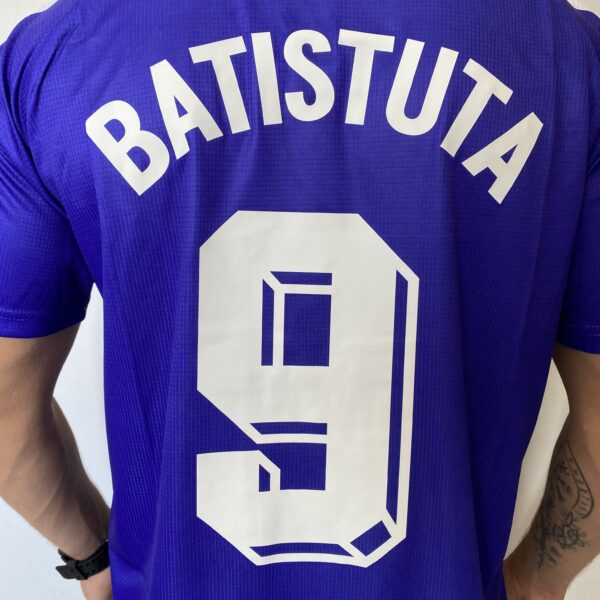 2025-01-20 11.56.31 Camisa Retrô Fiorentina Home 9 Gabriel Batistuta 1998/99 Roxa Fila - Imagem 15