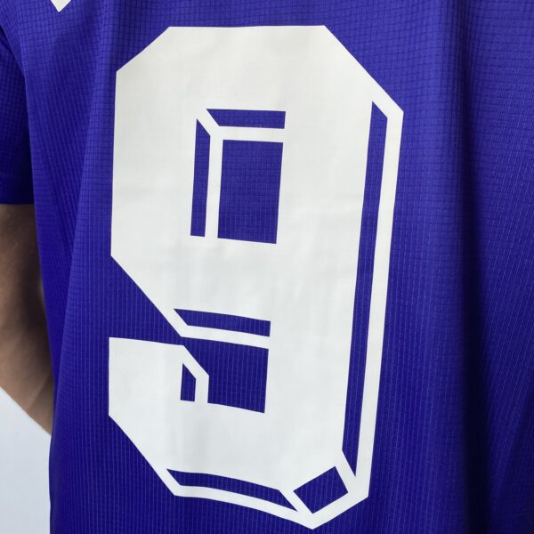 2025-01-20 11.56.43 Camisa Retrô Fiorentina Home 9 Gabriel Batistuta 1998/99 Roxa Fila - Imagem 17