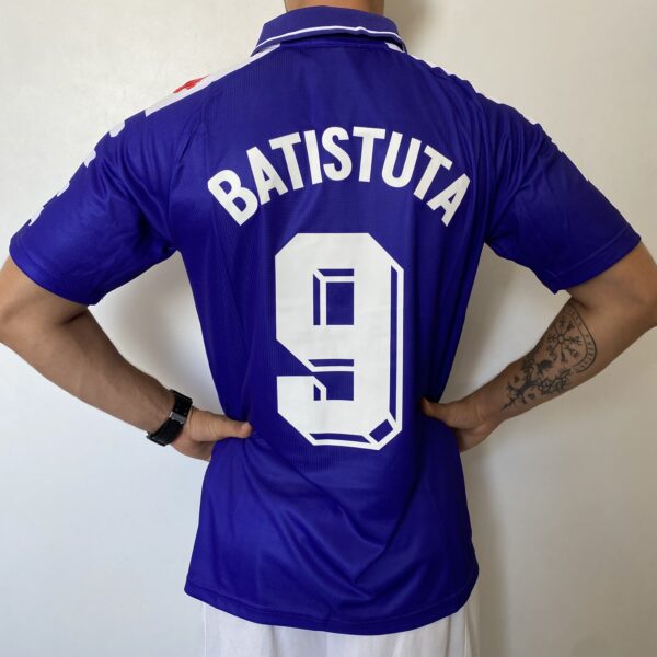 2025-01-20 11.58.49 Camisa Retrô Fiorentina Home 9 Gabriel Batistuta 1998/99 Roxa Fila - Imagem 18