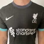 Camisa Liverpool Away Versão Jogador 24/2025 Preta Verde Escura Nike - Imagem 3