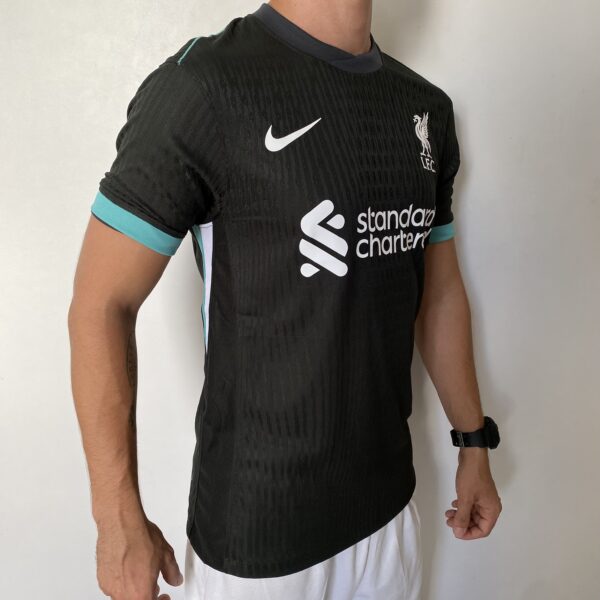 Camisa Liverpool Away Versão Jogador 24/2025 Preta Verde Escura Nike - Imagem 11