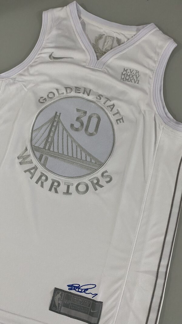 2024-11-11 17.20.17 Camiseta Regata NBA - Golden State Warriors - Edição Especial - MVP Honra - Stephen Curry 30 - Branca Nike - Imagem 18