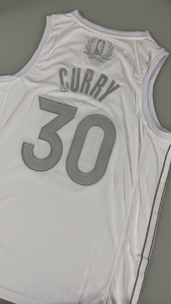 2024-11-11 17.20.37 Camiseta Regata NBA - Golden State Warriors - Edição Especial - MVP Honra - Stephen Curry 30 - Branca Nike - Imagem 19