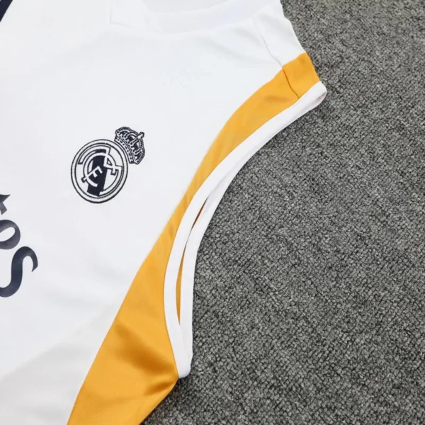 Kit Regata e Calção Real Madrid Versão Torcedor 24/2025 Branco Adidas - Imagem 3