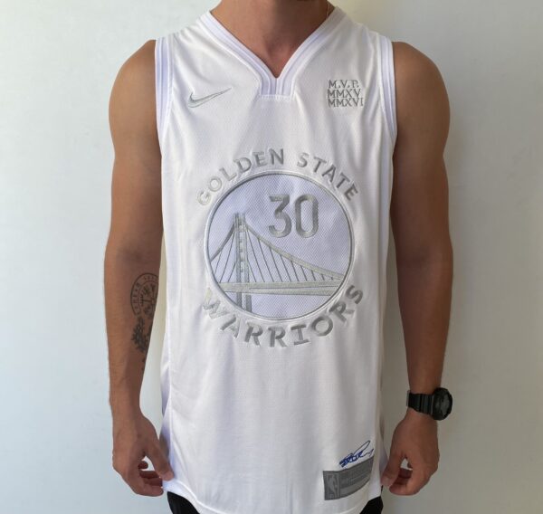 2024-11-18 17.02.20 Camiseta Regata NBA - Golden State Warriors - Edição Especial - MVP Honra - Stephen Curry 30 - Branca Nike - Imagem 1