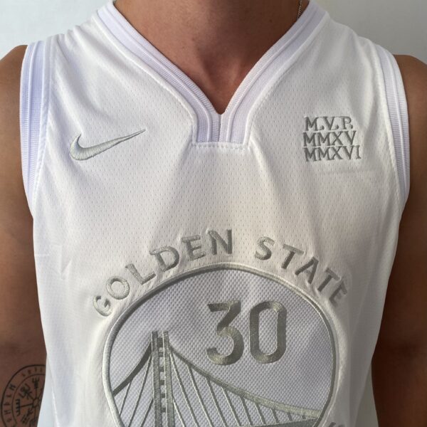 2024-11-18 17.02.32 Camiseta Regata NBA - Golden State Warriors - Edição Especial - MVP Honra - Stephen Curry 30 - Branca Nike - Imagem 3