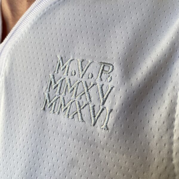 2024-11-18 17.02.35 Camiseta Regata NBA - Golden State Warriors - Edição Especial - MVP Honra - Stephen Curry 30 - Branca Nike - Imagem 4