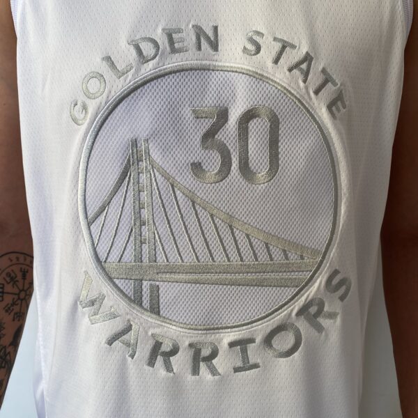2024-11-18 17.02.43 Camiseta Regata NBA - Golden State Warriors - Edição Especial - MVP Honra - Stephen Curry 30 - Branca Nike - Imagem 6