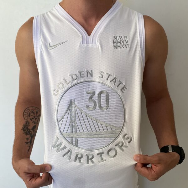 2024-11-18 17.02.56 Camiseta Regata NBA - Golden State Warriors - Edição Especial - MVP Honra - Stephen Curry 30 - Branca Nike - Imagem 7