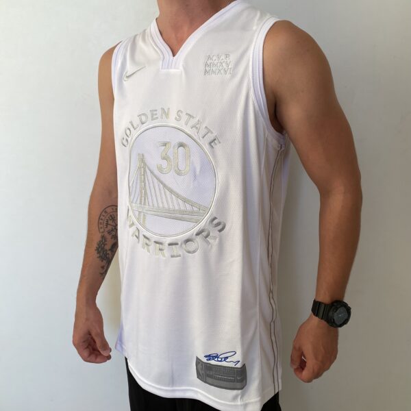 2024-11-18 17.03.37 Camiseta Regata NBA - Golden State Warriors - Edição Especial - MVP Honra - Stephen Curry 30 - Branca Nike - Imagem 9