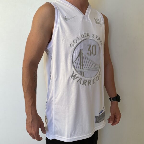 2024-11-18 17.04.13 Camiseta Regata NBA - Golden State Warriors - Edição Especial - MVP Honra - Stephen Curry 30 - Branca Nike - Imagem 12