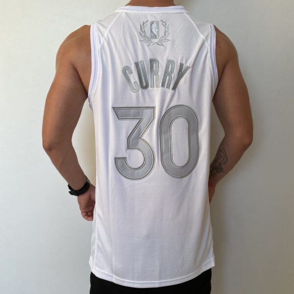 2024-11-18 17.07.19 Camiseta Regata NBA - Golden State Warriors - Edição Especial - MVP Honra - Stephen Curry 30 - Branca Nike - Imagem 13