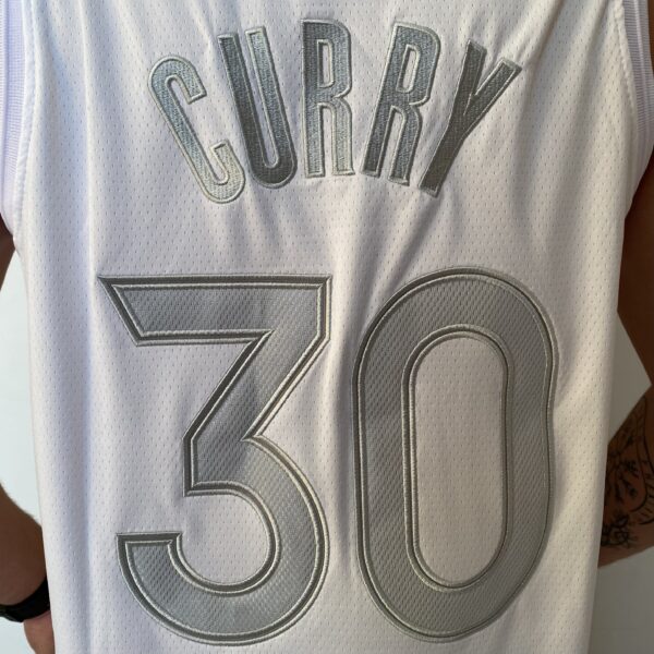 2024-11-18 17.07.28 Camiseta Regata NBA - Golden State Warriors - Edição Especial - MVP Honra - Stephen Curry 30 - Branca Nike - Imagem 14