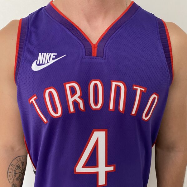 2024-11-18 17.13.44 Camiseta Regata Basquete NBA Toronto Raptors 4 Barnes Classic Edition 2025 Roxa Nike - Imagem 3