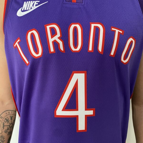 2024-11-18 17.13.58 Camiseta Regata Basquete NBA Toronto Raptors 4 Barnes Classic Edition 2025 Roxa Nike - Imagem 5