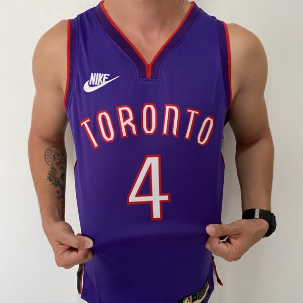 2024-11-18 17.14.12 Camiseta Regata Basquete NBA Toronto Raptors 4 Barnes Classic Edition 2025 Roxa Nike - Imagem 6