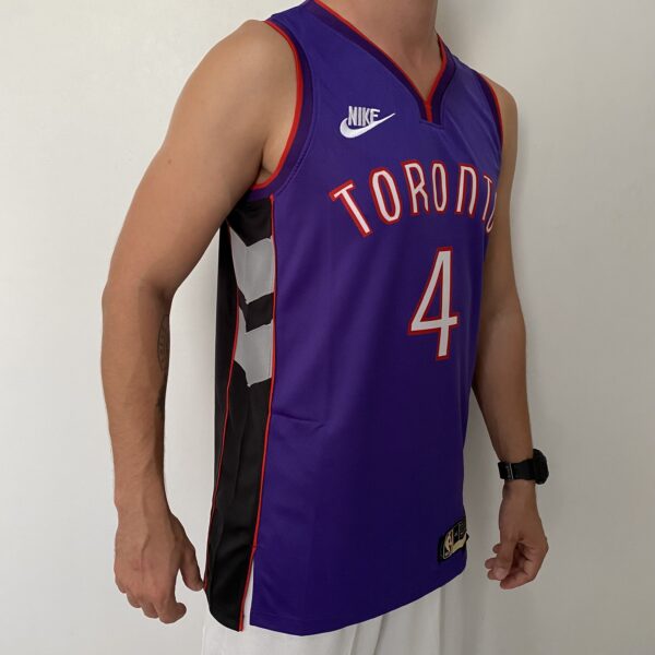 2024-11-18 17.15.29 Camiseta Regata Basquete NBA Toronto Raptors 4 Barnes Classic Edition 2025 Roxa Nike - Imagem 9