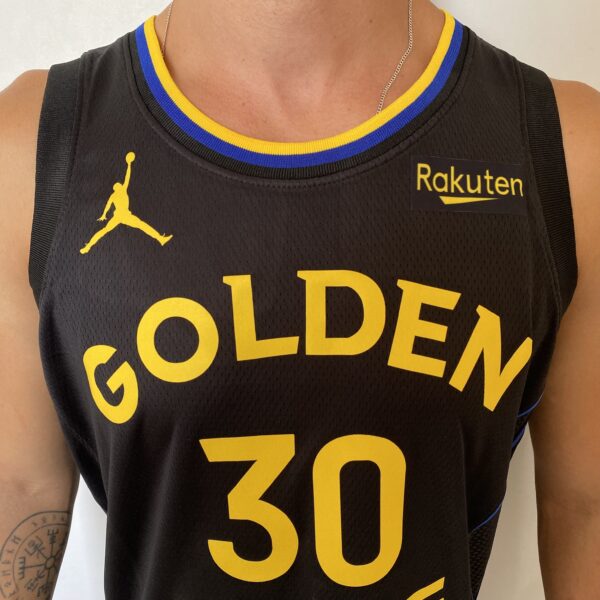 2024-12-27 12.18.52 Camiseta Regata NBA Swingman Golden State Warriors Curry 30 Statement Edition 2025 Preta Jordan - Imagem 3