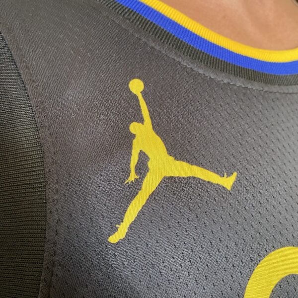 2024-12-27 12.19.18 Camiseta Regata NBA Swingman Golden State Warriors Curry 30 Statement Edition 2025 Preta Jordan - Imagem 4