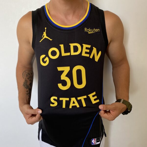 2024-12-27 12.19.42 Camiseta Regata NBA Swingman Golden State Warriors Curry 30 Statement Edition 2025 Preta Jordan - Imagem 5