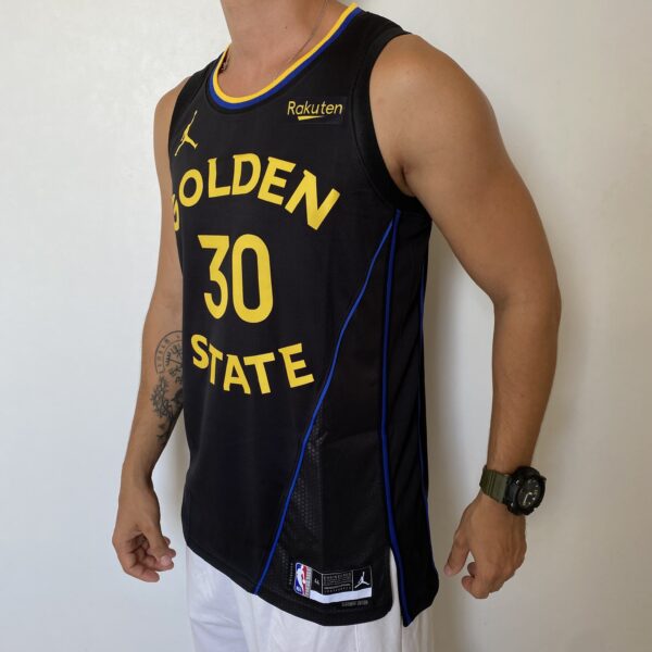 2024-12-27 12.20.24 Camiseta Regata NBA Swingman Golden State Warriors Curry 30 Statement Edition 2025 Preta Jordan - Imagem 7