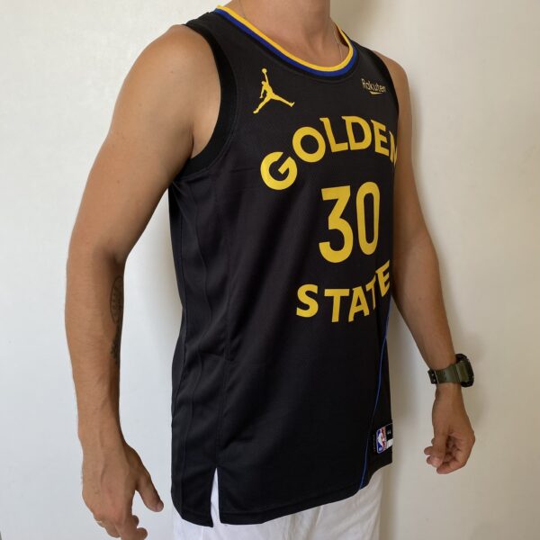 2024-12-27 12.20.35 Camiseta Regata NBA Swingman Golden State Warriors Curry 30 Statement Edition 2025 Preta Jordan - Imagem 8