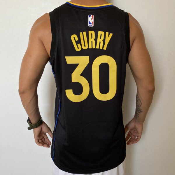 2024-12-27 12.24.35 Camiseta Regata NBA Swingman Golden State Warriors Curry 30 Statement Edition 2025 Preta Jordan - Imagem 12