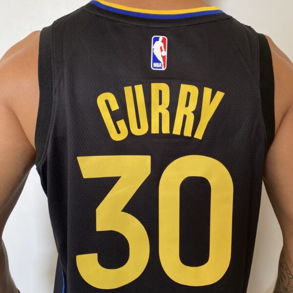 2024-12-27 12.24.41 Camiseta Regata NBA Swingman Golden State Warriors Curry 30 Statement Edition 2025 Preta Jordan - Imagem 13