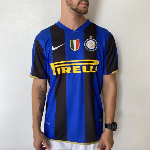 2025-02-14 14.08.17 Camisa Retrô Inter de Milão Home 2008/2009 - Adriano 10 - Nike - Imagem 2