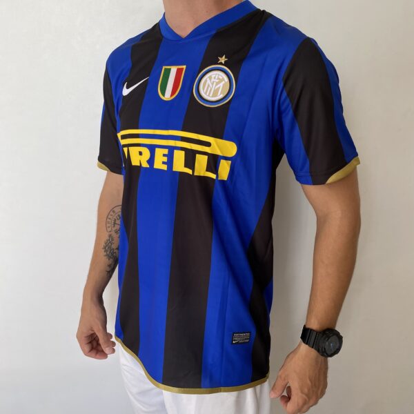 2025-02-14 14.09.49 Camisa Retrô Inter de Milão Home 2008/2009 - Adriano 10 - Nike - Imagem 9