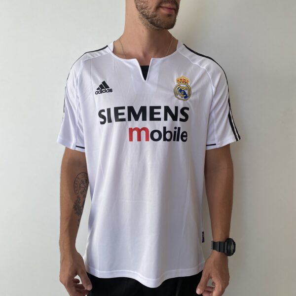 2025-02-19 16.24.54 Camisa Retrô Real Madrid Home 2003/2004 - Beckham 23 - Adidas Branca - Imagem 2